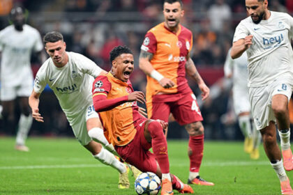 Galatasaray'da Ismail Jakobs şoku: Stattan ayak bileği sargılı ayrıldı!