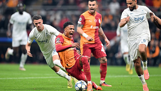 Galatasaray'da Ismail Jakobs şoku: Stattan ayak bileği sargılı ayrıldı!