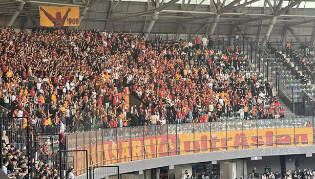 Galatasaray taraftarından Selçuk İnan tezahüratı