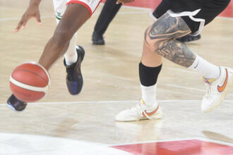 Basketbol maçında hakeme kafa attı! Maç yarıda kaldı