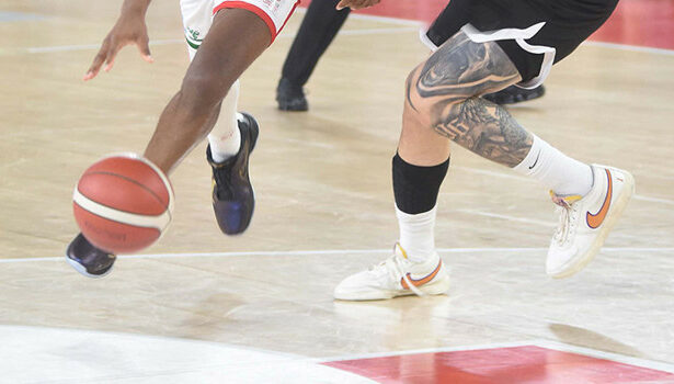 Basketbol maçında hakeme kafa attı! Maç yarıda kaldı