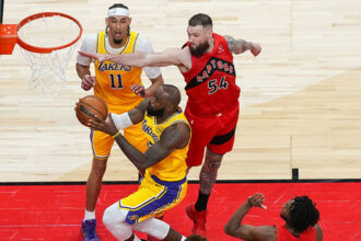 Lakers son saniye üçlüğüyle kazandı! LeBron James’in 1297 maçlık serisi sona erdi