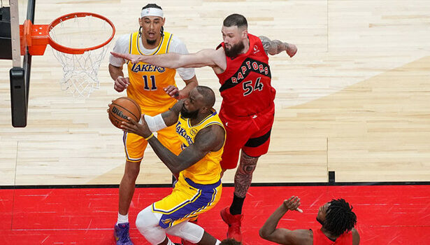 Lakers son saniye üçlüğüyle kazandı! LeBron James’in 1297 maçlık serisi sona erdi