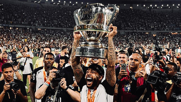 Memphis Depay’dan kupa zaferi sonrası eleştiri! 'Bu güzel kulübü rahat bırakın'