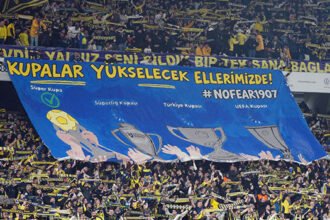Fenerbahçe tribünlerinden ‘Şampiyonluk’ mesajı!