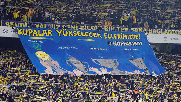 Fenerbahçe tribünlerinden ‘Şampiyonluk’ mesajı!