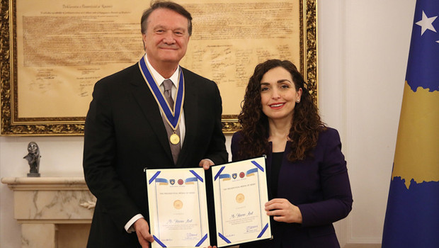 Hasan Arat, Kosova Cumhurbaşkanlığı Onur Nişanı ile ödüllendirildi!