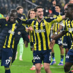 Devler bir bir yıkıldı, Fenerbahçe dimdik ayakta!