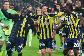 Devler bir bir yıkıldı, Fenerbahçe dimdik ayakta!