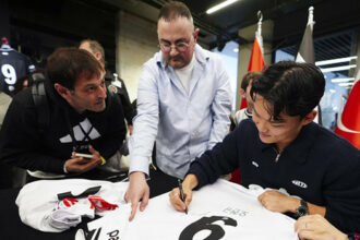 Hyeon-gyu Oh, imza gününde taraftarlarla buluştu