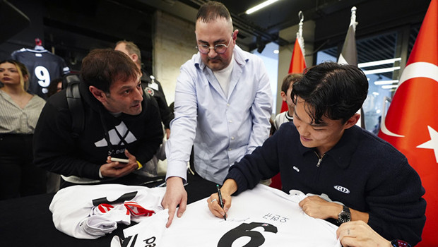 Hyeon-gyu Oh, imza gününde taraftarlarla buluştu