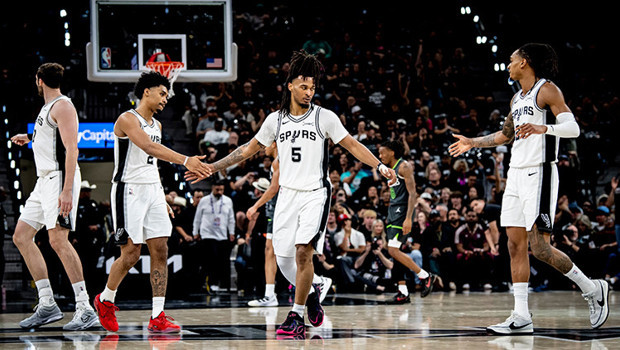 San Antonio Spurs 38 sayı fark attı, seriyi eşitledi!